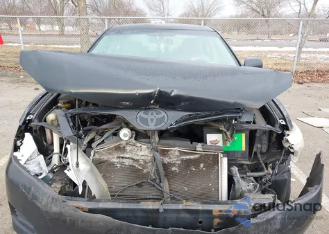 2010 Toyota Camry Le z USA, uszkodzony, nr VIN 4T1BF3EK4AU015190